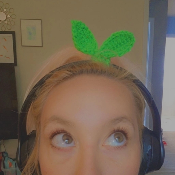 Crochet Sprout for Headphones - Picture 1 of 3